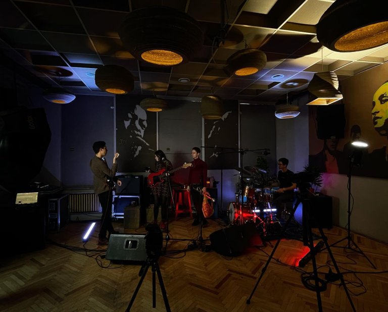 Afiș Cosy MMNW la Atelier Cafe