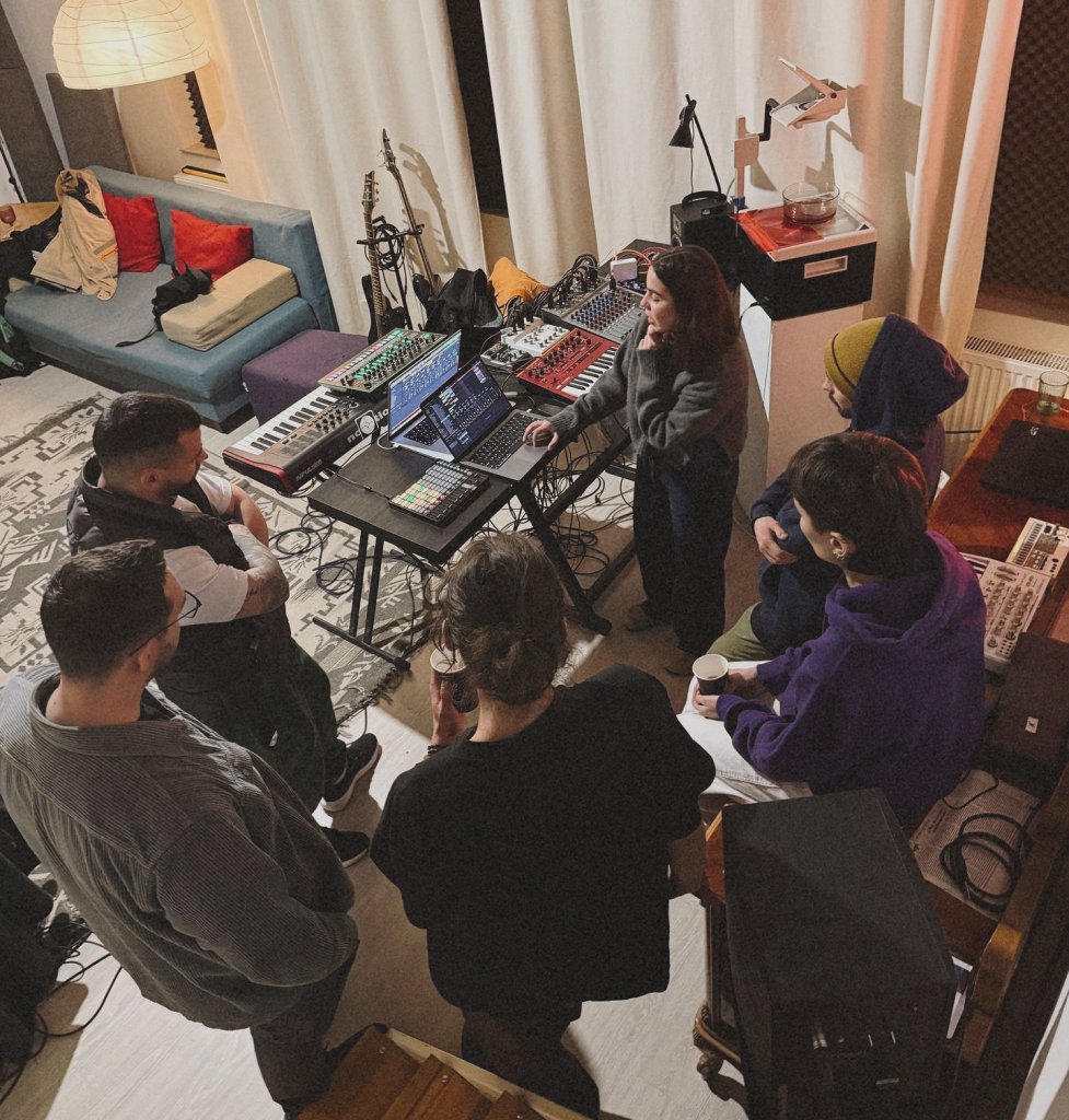 Cursanți MMNW lucrând la sintetizatoare și laptopuri, la ultima întâlnire a cursului de Ableton