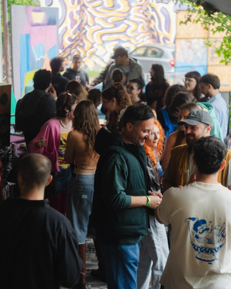 Oameni dansând în curtea Căminului Subcultural la aniversarea de 7 ani MMNW