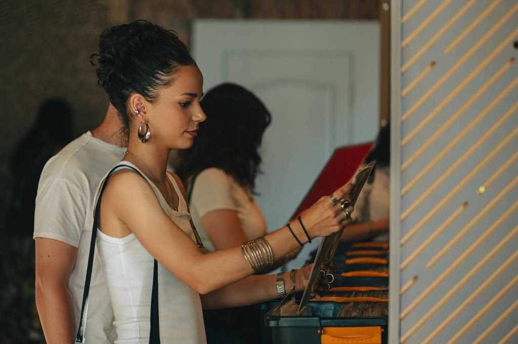 Standuri cu viniluri la MMNW Vinyl Fair #4, la Atelier Cafe